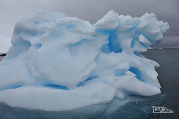 Iceberg toma formas curiosas na baía de Brown Bluff, na Antártida